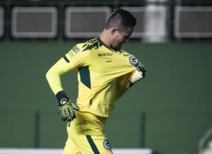Vai entender! Goleiro faz gol e leva cartão por beijar escudo do próprio time na Série B