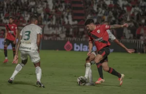 Atlético-GO 1 x 2 Goiás - Tadeu brilha em virada e Esmeraldino retoma liderança