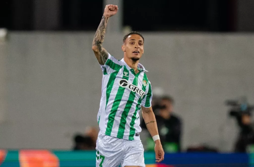 Ex-São Paulo anuncia saída do Betis e se declara: 'Com vocês, voltei a sorrir'