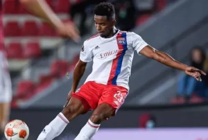 Atlético-MG negocia com volante ex-São Paulo e Lyon