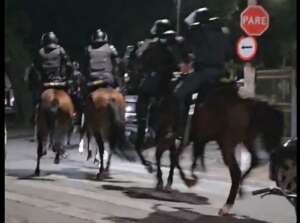 Torcedores do Santos entram em confronto com a polícia fora da Vila Belmiro