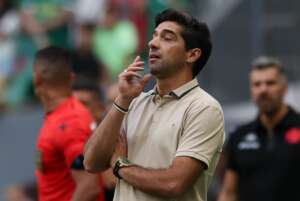 Abel pede paciência com Vitor Roque e ignora tabela: 'Importante é o G-4'