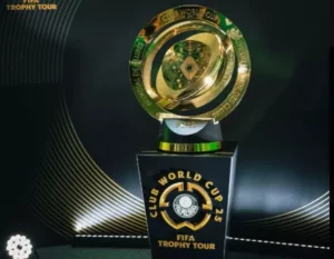 Palmeiras recebe troféu do Super Mundial e expõe junto de taça da Copa Rio de 1951