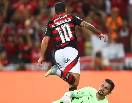 Flamengo 1 x 0 Bahia - Arrascaeta marca e Mengão dorme líder 2 Arrascaeta marcou o gol da vitória do Flamengo