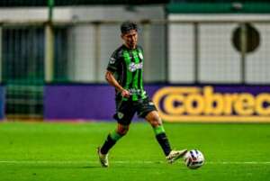 Investigado por injúria racial, jogador do América-MG é suspenso preventivamente