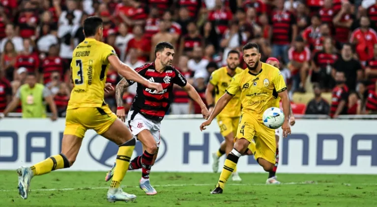 Flamengo 1 x 0 Táchira-VEN - Mengão flerta com a tragédia, mas avança às oitavas 3 Flamengo avança em segundo lugar no Grupo C