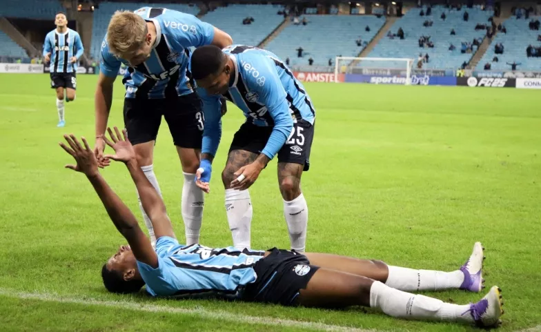 Grêmio 1 x 0 Luqueño-PAR - Resevas jogam "pro gasto" e Tricolor vai à repescagem 1 Grêmio vence, mas vai à repescagem na Sul-Americana
