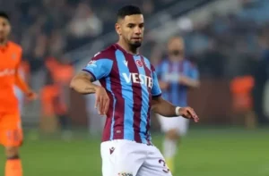 Retrô anuncia lateral veterano com passagens por Roma, São Paulo e Santos