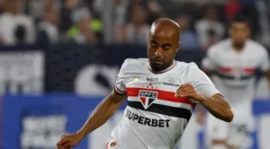 Lucas Moura acusa novas dores e adia volta à titularidade no São Paulo