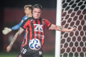 Com dois jogos, Kayzer já lidera a artilharia do Vitória no Brasileirão