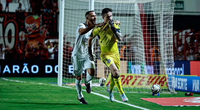 Goiás vence clássico e segue isolado; Coritiba e Cuiabá também vencem