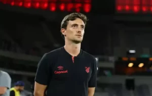 Técnico do Athletico-PR rebate críticas após classificação na Copa do Brasil: “Sem técnico?
