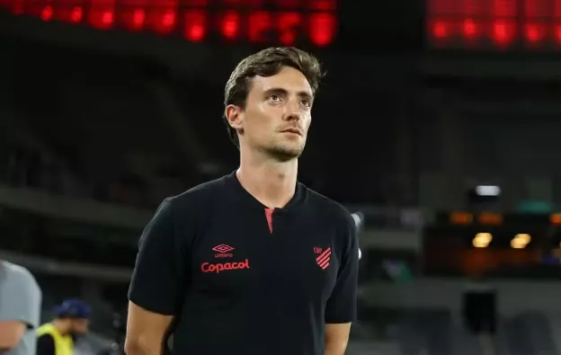 Técnico do Athletico-PR rebate críticas após classificação na Copa do Brasil: “Sem técnico