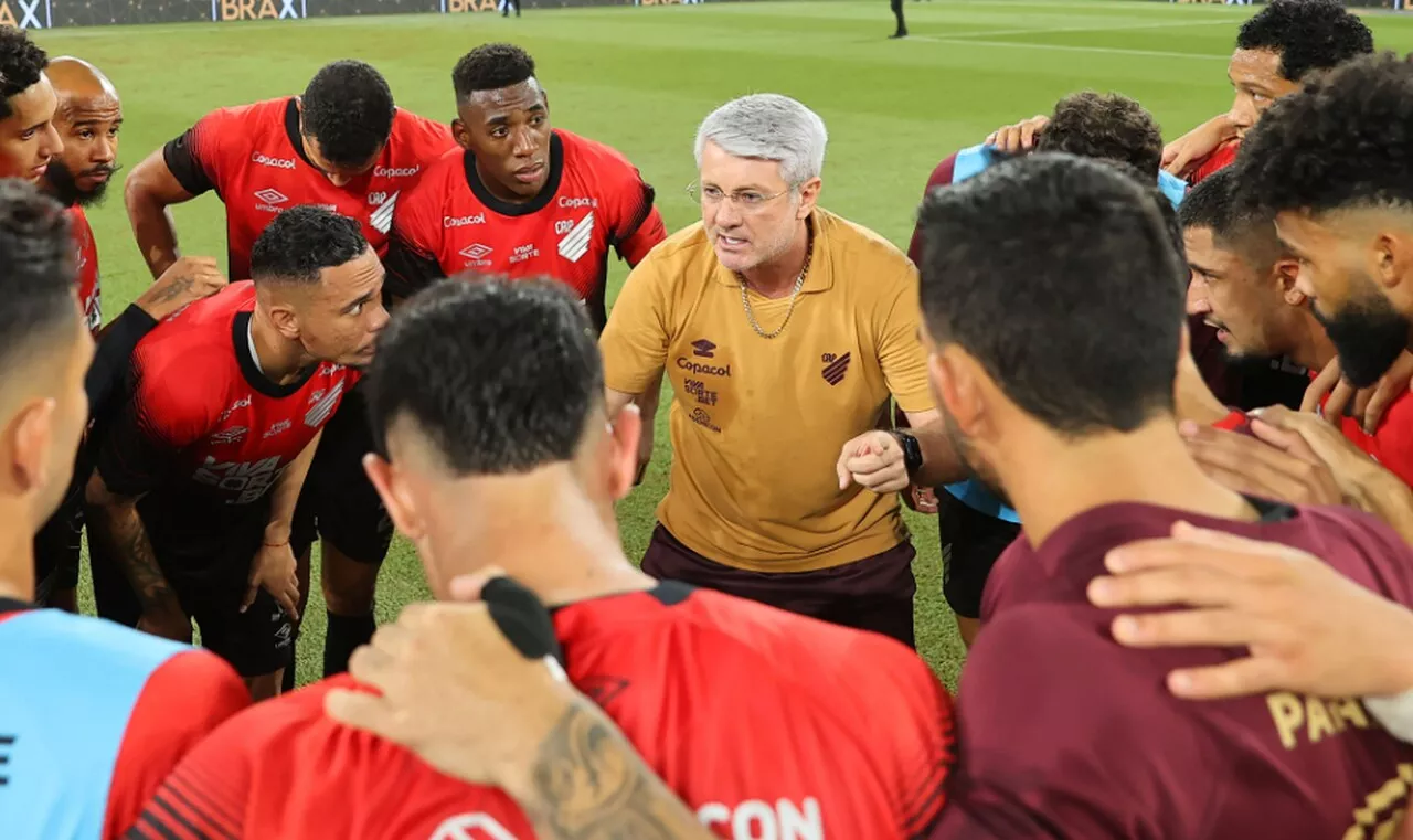 Técnico do Athletico-PR pede humildade ao elenco na Série B