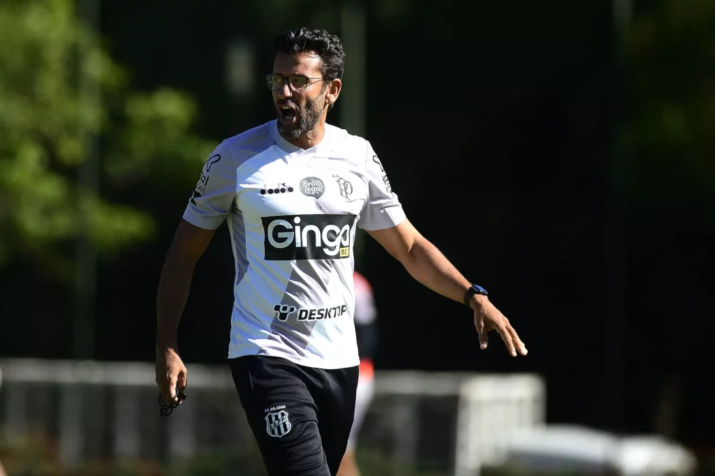 Alberto Valentim destaca identidade da Ponte Preta e reforça atenção ao elenco