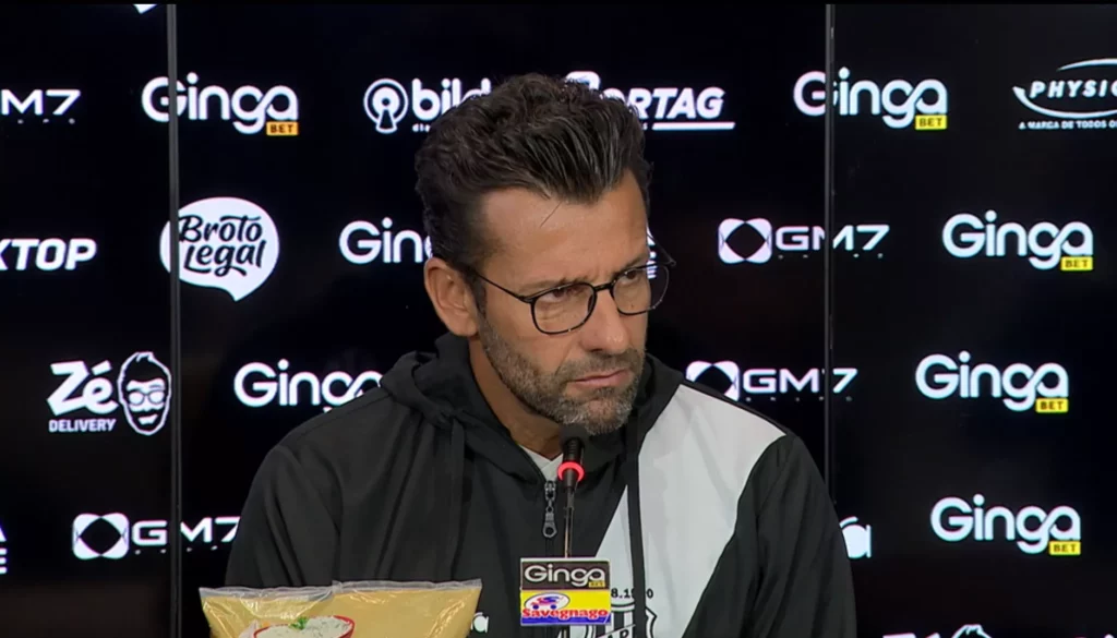 Série C: Alberto Valentim nega presença no vestiário da Ponte Preta em Itu