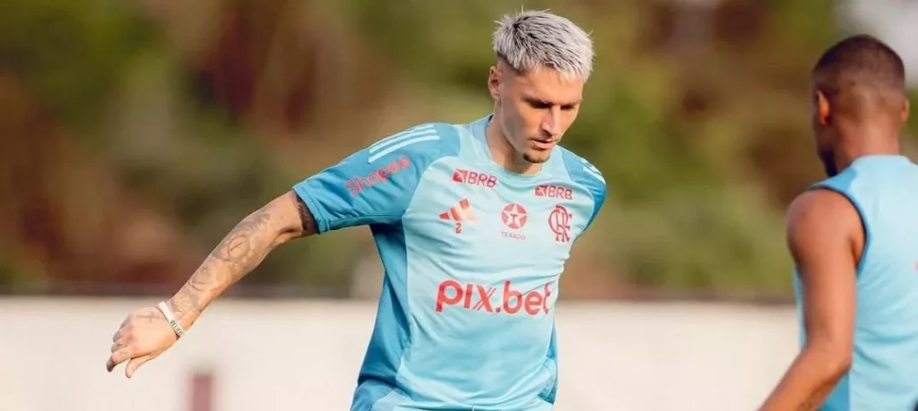 Flamengo trava outras conversas e prioriza renovação de Varela