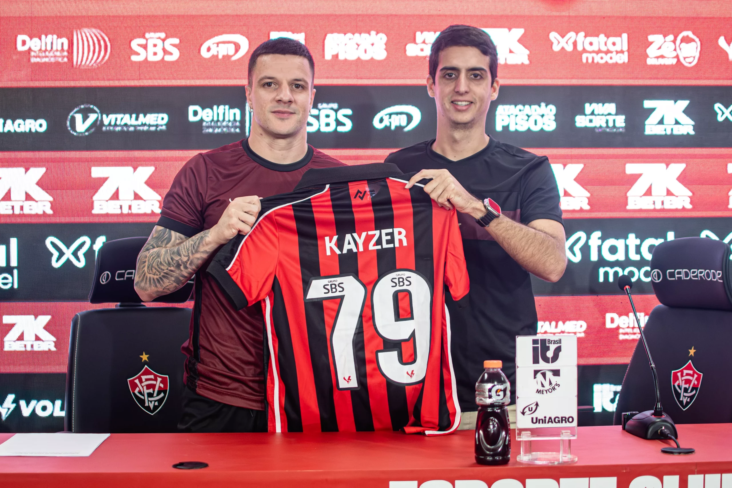 Kayzer valoriza início no Vitória e exalta entrega em campo