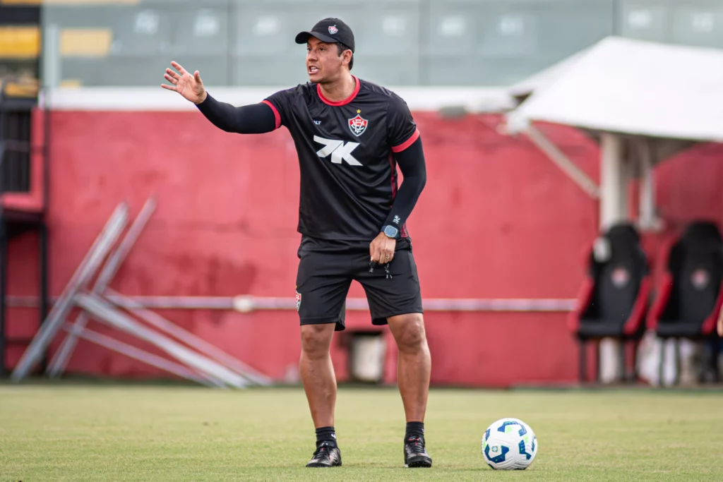 Vitória convoca coletiva e permanência de Carpini pode ser discutida 2 Vitória convoca coletiva e permanência de Carpini pode ser discutida (Foto: Victor Ferreira/ECV)