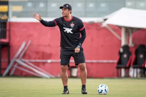 Vitória convoca coletiva e permanência de Carpini pode ser discutida