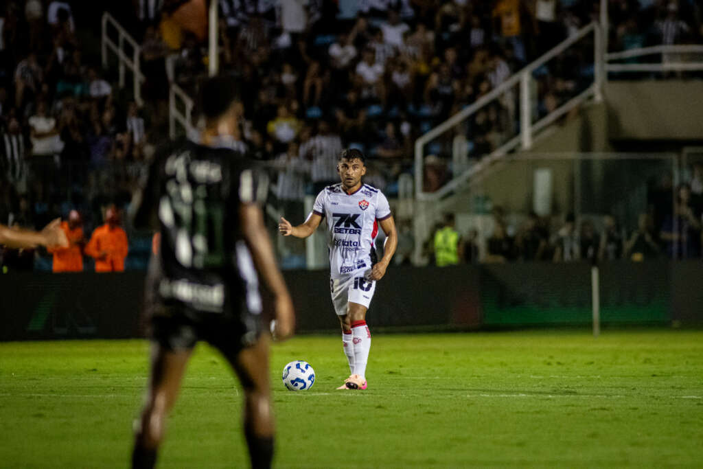 Volante do Vitória reconhece peso de derrota para o Ceará: "Trabalhamos muito" 2 Volante do Vitória reconhece peso de derrota para o Ceará: "Trabalhamos muito" (Foto: Victor Ferreira/ECV)