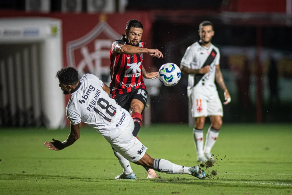 Vitória 2 x 1 Vasco – À espera de Diniz, Vasco leva a virada do Leão e entra no Z4
