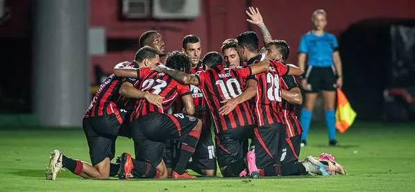 Vitória 2 x 1 Vasco - À espera de Diniz, Vasco leva a virada do Leão e entra no Z4 2 Brasileirão - 2025