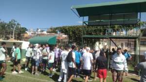 Torcida Organizada do Guarani invade treino e cobra presidente do CA