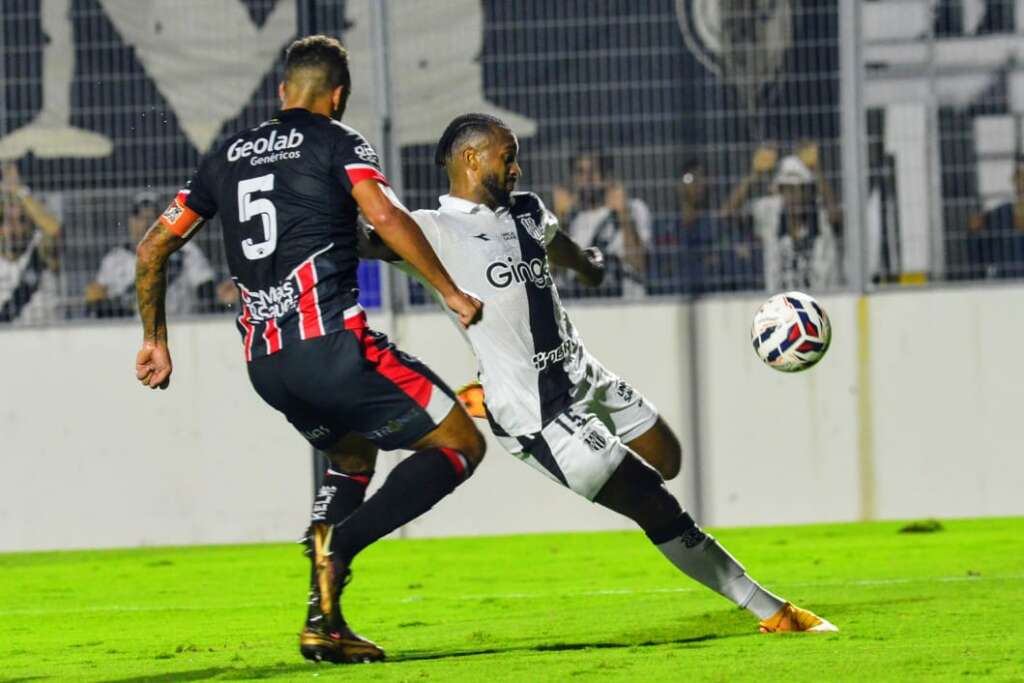 Ponte Preta 2 x 0 Anápolis - Macaca sabe sofrer e vence Galo com um a menos 2 Ponte Preta x Anápolis