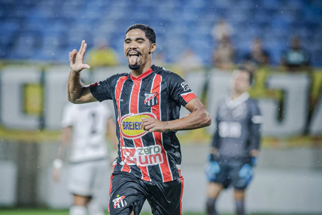 Arbitragem registra gol contra e tira hat-trick de atacante do Anápolis na Série C