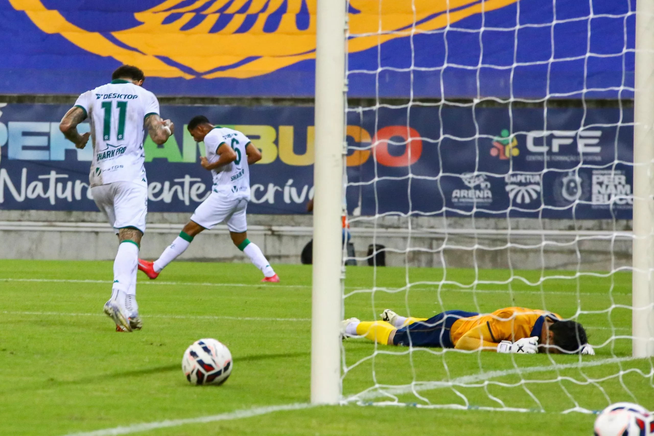 Retrô 0 x 2 Guarani - Bugre define em um tempo e deixa o Z-4 3 Emerson Guarani