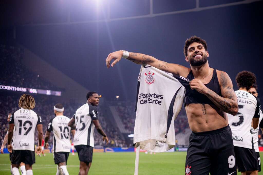 BRASILEIRÃO: Corinthians bate o Inter e Flu derruba Pepa 2 BRASILEIRÃO: Corinthians vence Inter e Flu vence no fim (Foto: Rodrigo Coca/AG.Corinthians)