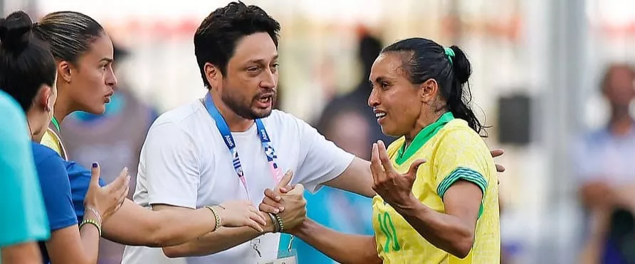 Arthur Elias destaca importância de Marta para jovens na seleção