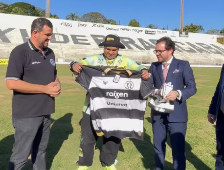 MC Ryan vai ao Barão e pede desculpas ao XV após danificar gramado com manobra de carro