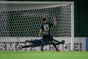Conheça Andrey, goleiro que saiu como herói na vitória do Guarani