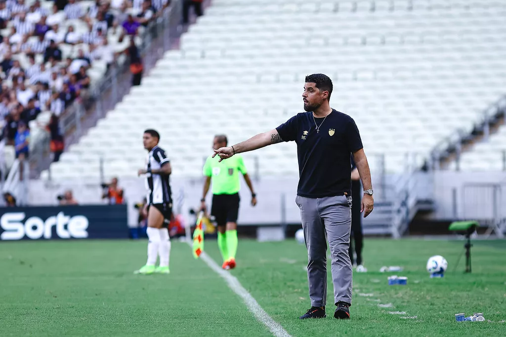 Técnico do Sport justifica mudança tática: “Laterais viram alas”