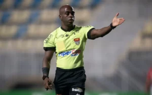 Árbitro é afastado após dizer que 'iria pegar' jogadora do Bragantino e nega machismo
