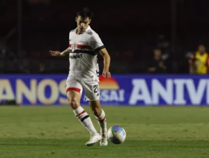 Jogador do São Paulo é acusado de xenofobia por adversário, que desabafa: 