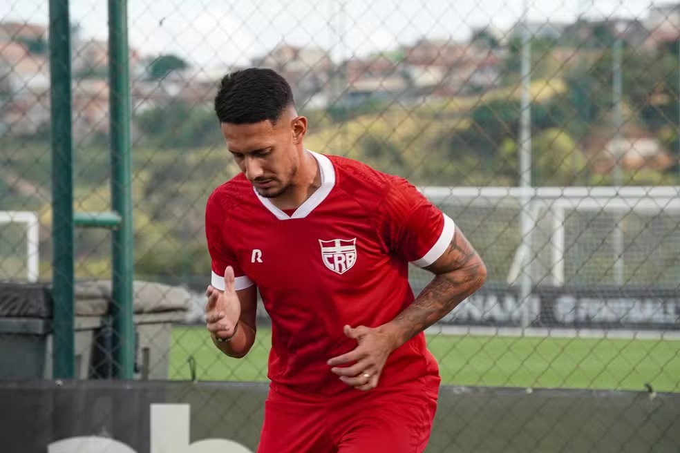 Breno Herculano celebra gol CRB