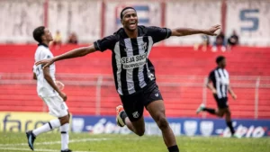 Ceará compra metade de direitos econômicos e renova com jovem atacante