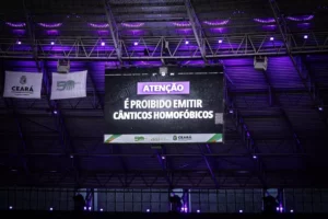 Ceará é multado por cantos homofóbicos