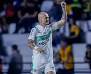 Zagueiro do Coritiba aposta na solidez defensiva contra o melhor ataque da Série B