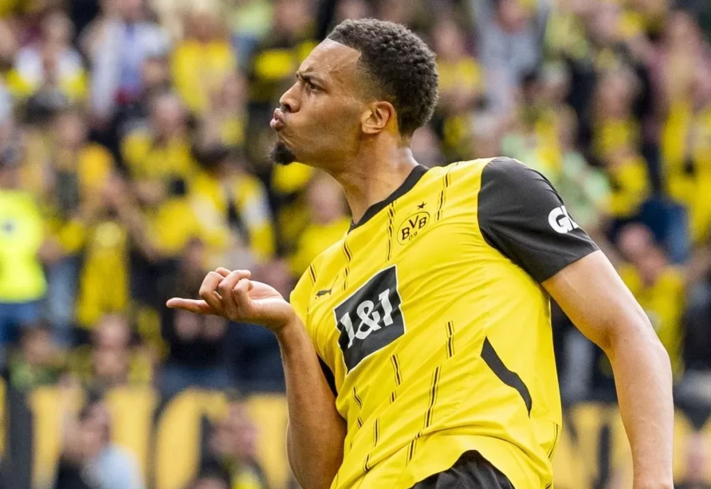 Dortmund vence rebaixado, é ajudado por rival e fica com vaga na Liga dos Campeões no Alemão