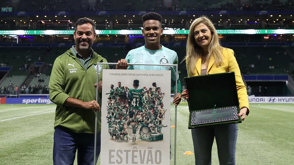 Estêvão recebe homenagem tímida em despedida frente à torcida do Palmeiras