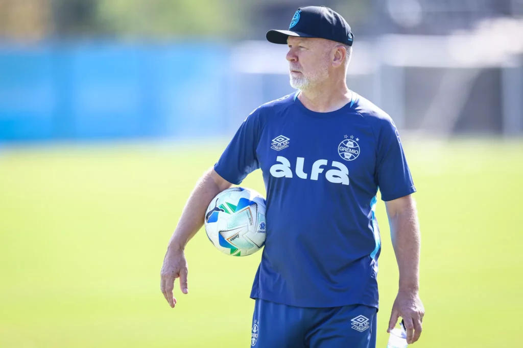 Mano cobra mais qualidade após vitória e projeta jovens como parte da solução no Grêmio