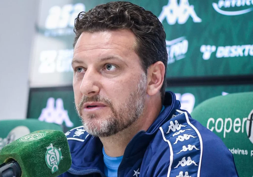 Elano reconhece dificuldades, mas reforça otimismo na reconstrução do Guarani