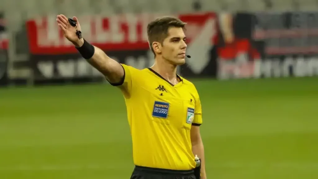 Só no FI e no “País do Ednaldo”: Jogo em MG sem VAR, fica parado 35 minutos para Juiz consultar “VAR”