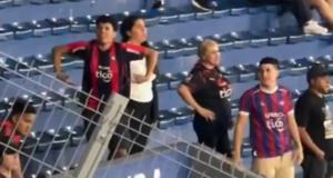 Torcedores do Cerro Porteño imitam macacos em direção à torcida do Palmeiras