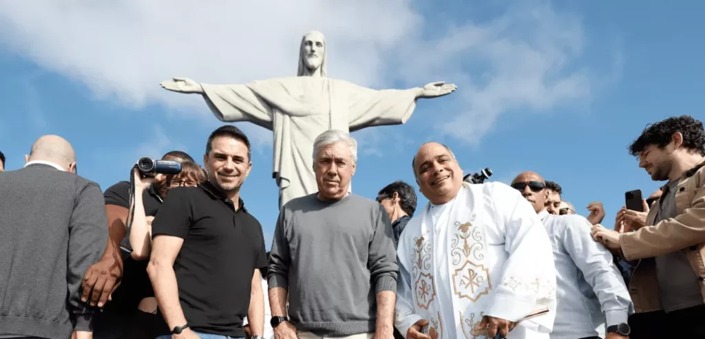 Carlo Ancelotti conhece Cristo Redentor e recebe bênção de padre