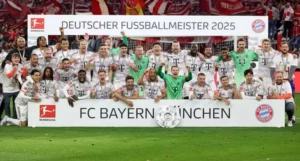Bayern recebe taça do Alemão e faz festa de despedida para Müller